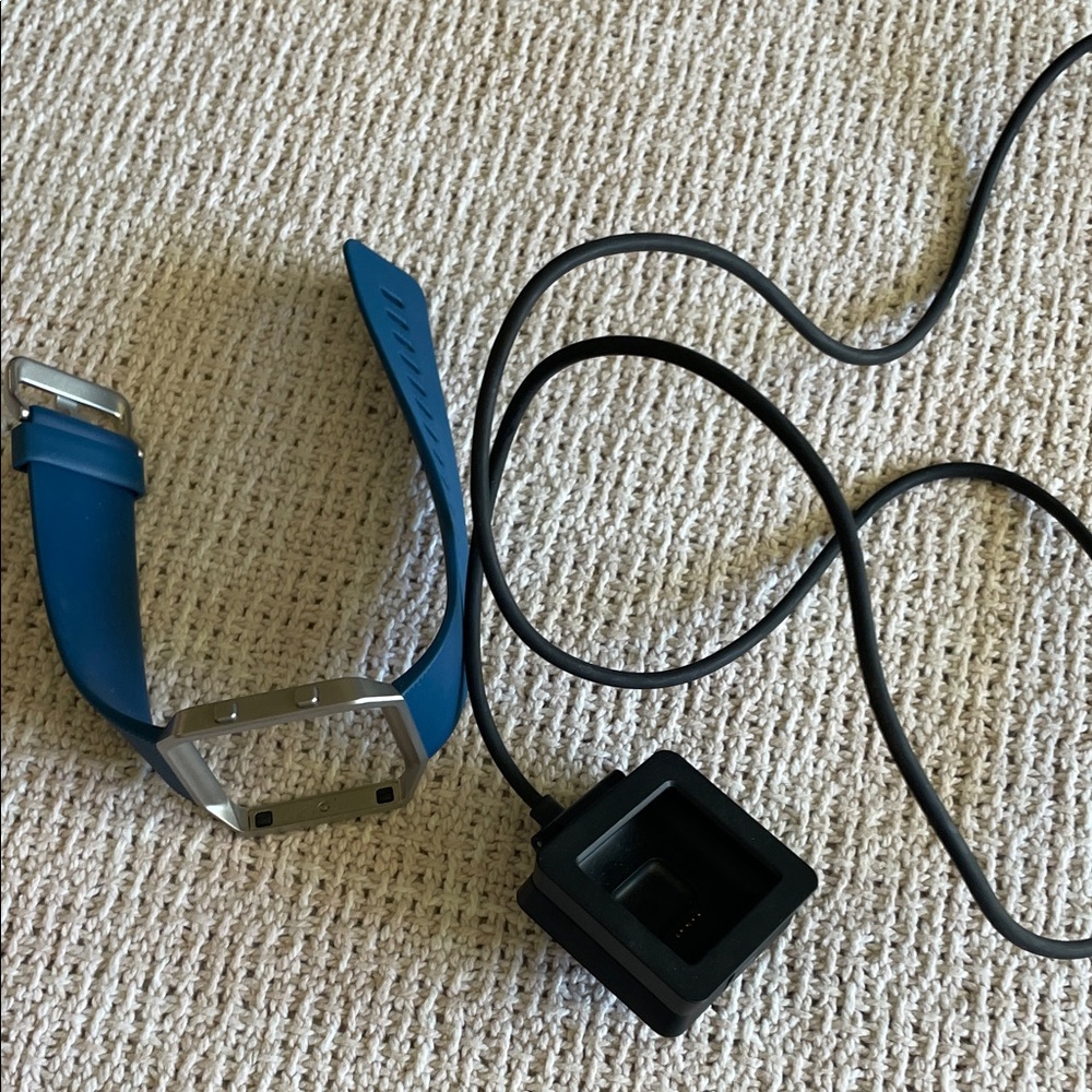 Fitbit Blue Smartwatch Case with Charger